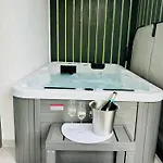 아파트호텔 M26 Premium 티하니